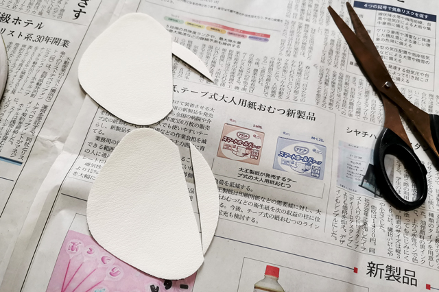 補修シールを穴の大きさよりも大きくカットする