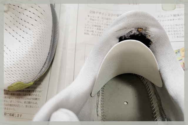 補修シールを少しずつ切って大きさを整える