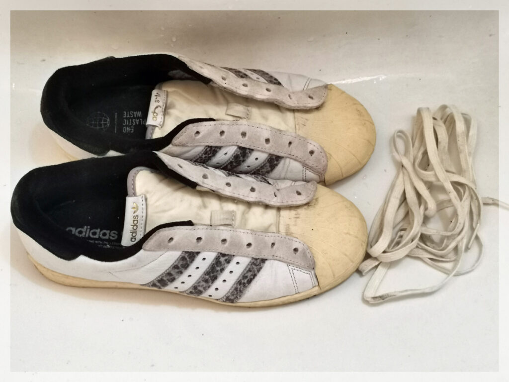 スニーカーを洗う