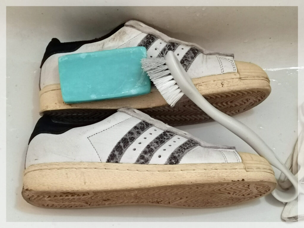 ウタマロでスニーカーをしっかり洗いました。