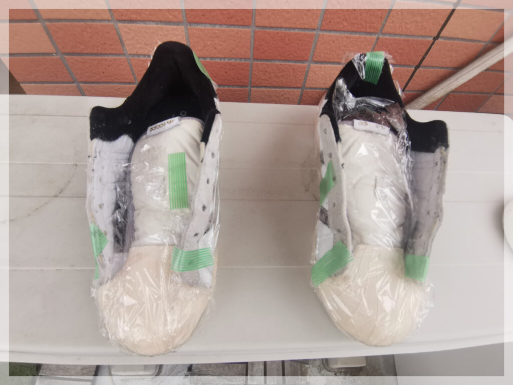 ソール部分のワイドハイターを塗った部分をラップで包む