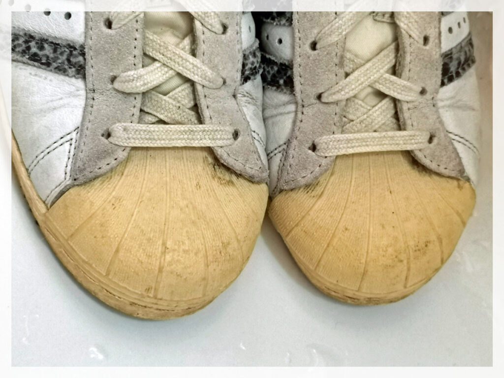 白いスニーカーが履いてないのに黄ばむ原因と防ぐ方法