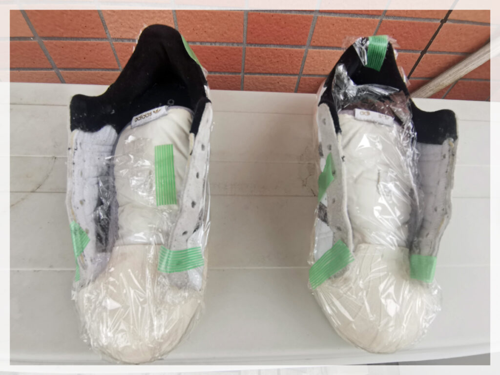 白いスニーカーの黄ばみ除去にラップが必要な理由